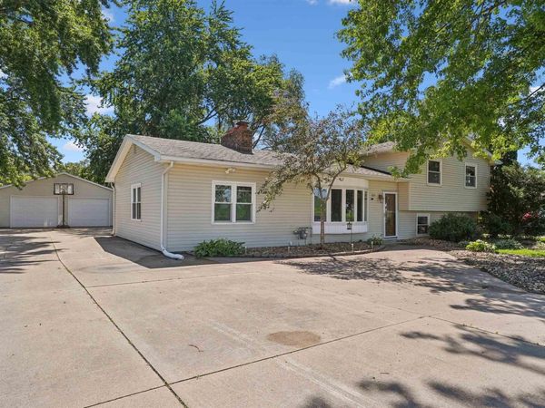 5809 Foulk Road, Waterloo, IA 50702