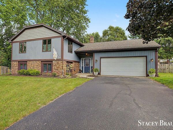 8264 Atlanta Court NE, Rockford, MI 49341