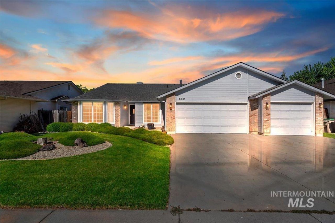 5651 N Crimson Way, Boise, ID 83703 Main Photo