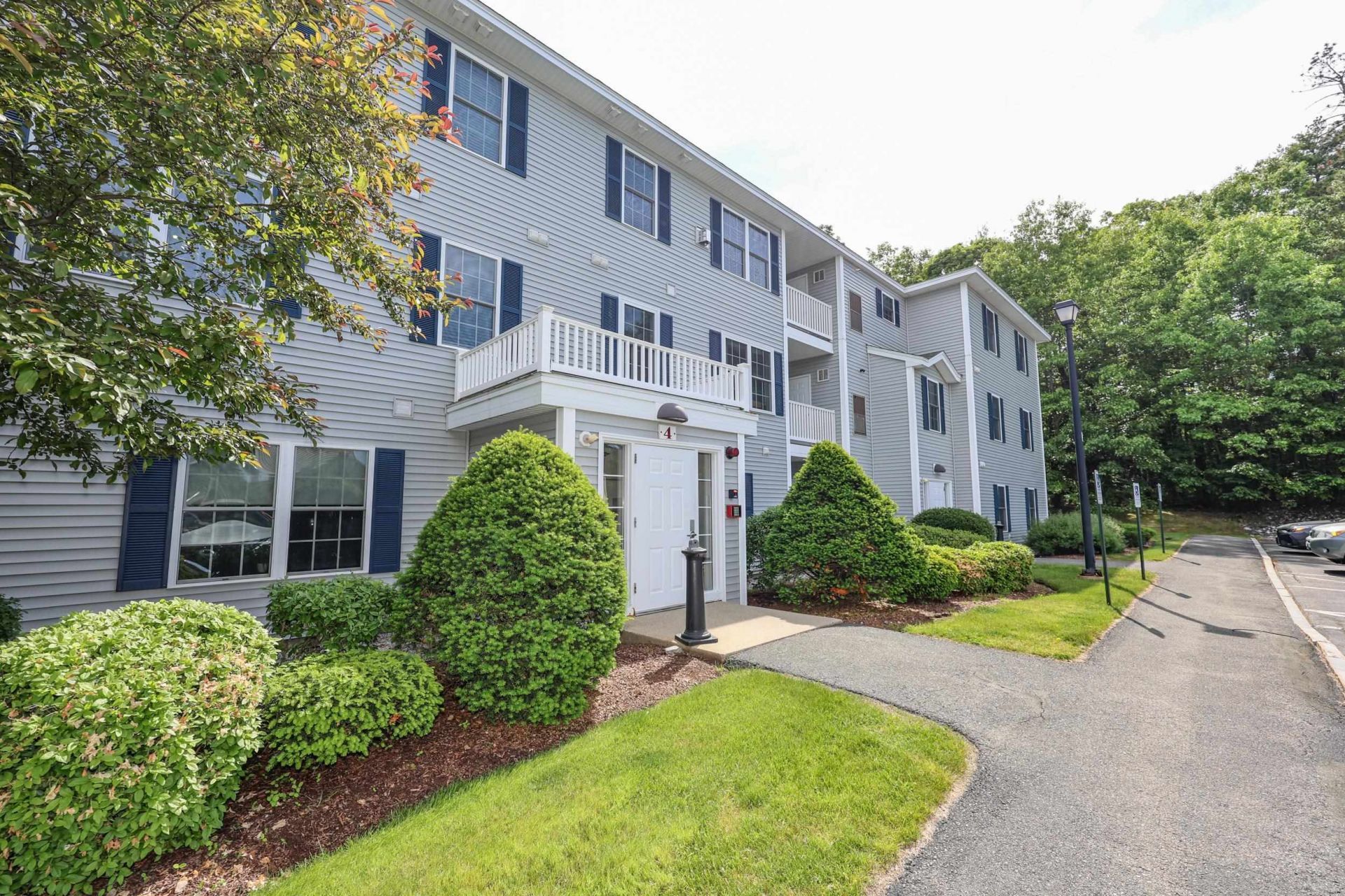 4 Crestview Circle, Unit 119, Londonderry, NH 03053 Main Photo
