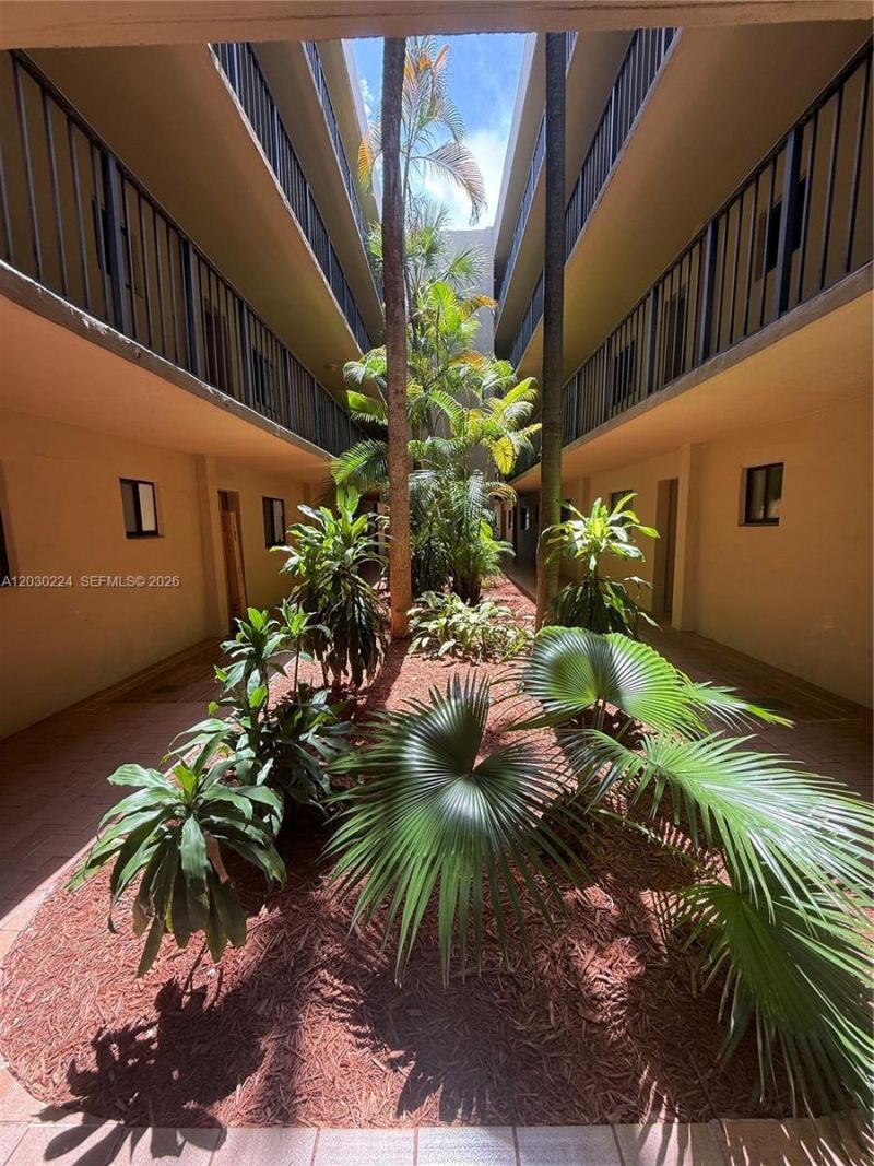 8625 NW 8th St , Unit 420, Miami, FL 33126 Photo