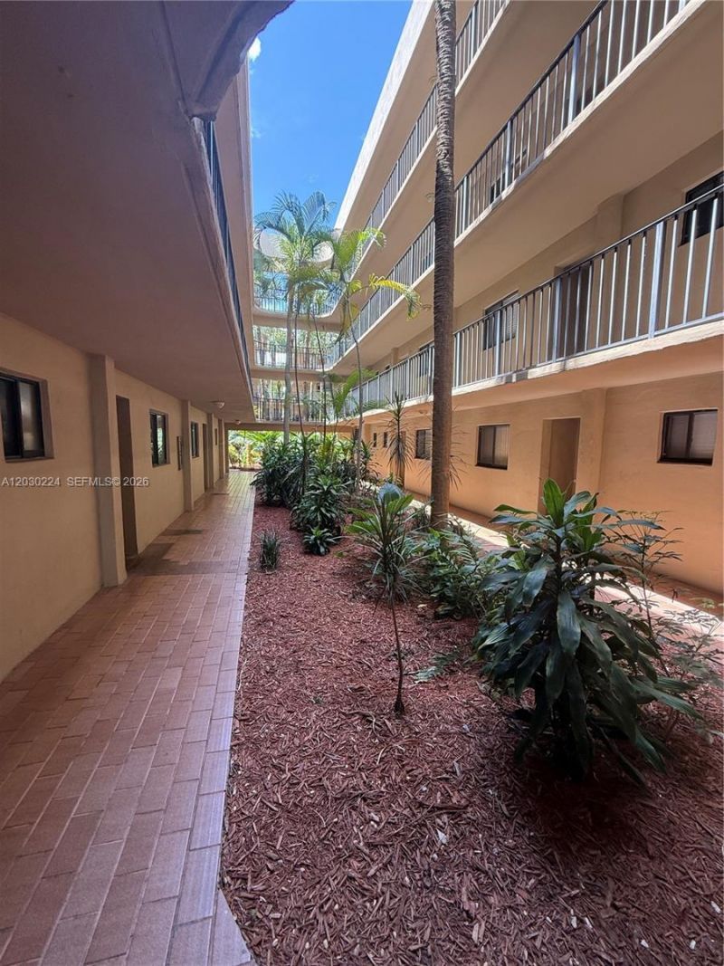 8625 NW 8th St , Unit 420, Miami, FL 33126 Photo