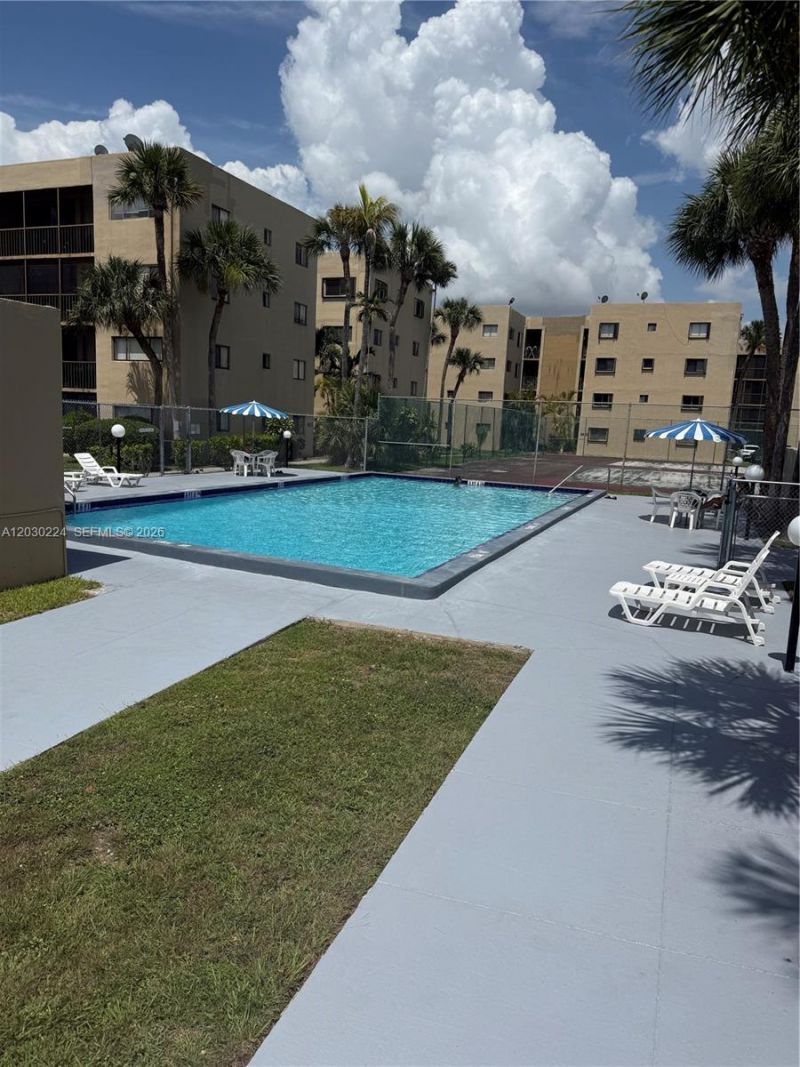 8625 NW 8th St , Unit 420, Miami, FL 33126 Photo