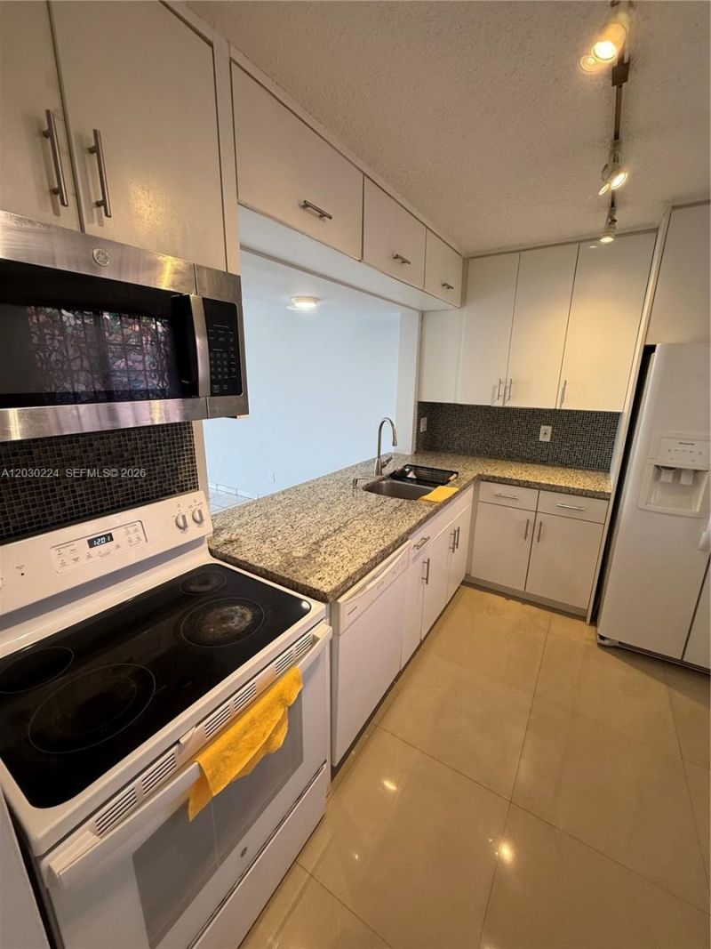 8625 NW 8th St , Unit 420, Miami, FL 33126 Photo
