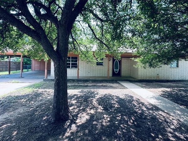 303 N Victor Street, Comanche, TX 76442