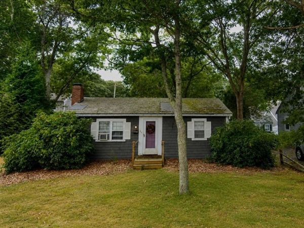 57 Oak St, Falmouth, MA 02536
