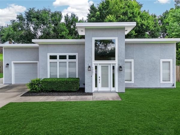 1701 NE Cookingham Drive, Kansas City, MO 64155