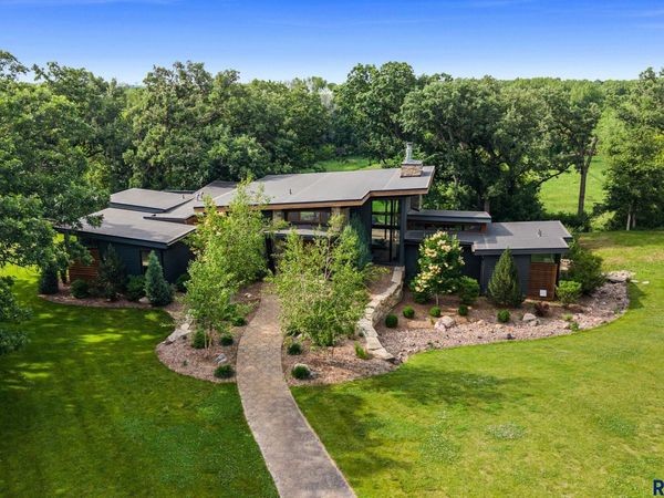 300 E Twin Oaks Dr, Sioux Falls, SD 57105