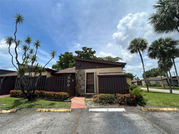 500 Briarwood Cir , Unit 3-54, Hollywood, FL 33024
