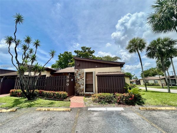 500 Briarwood Cir , Unit 3-54, Hollywood, FL 33024