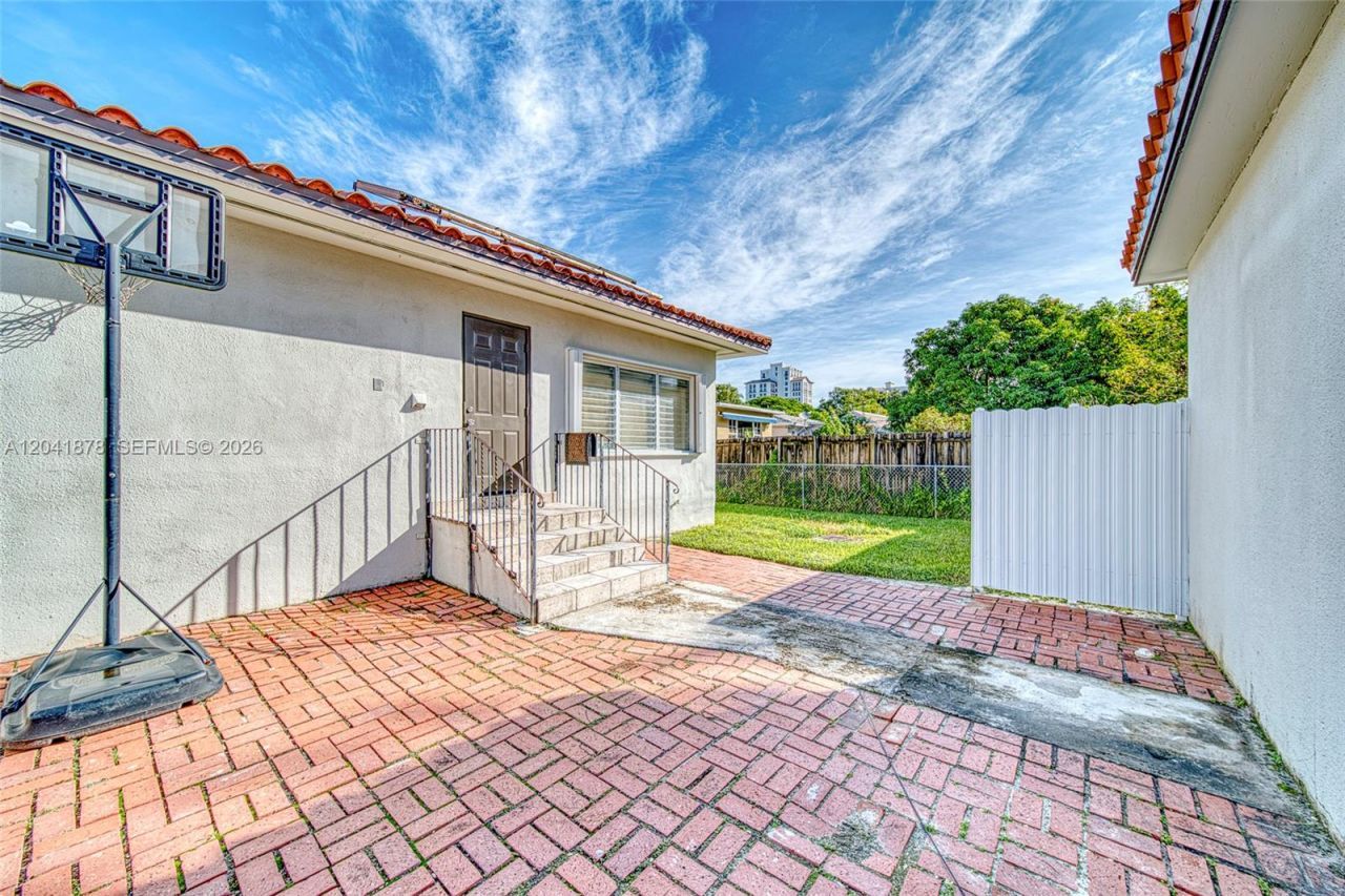 4136 SW 14th St , Unit 4136, Miami, FL 33134 Photo