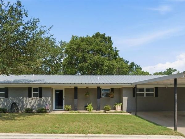 616 S Bowie Street , De Leon, TX 76444