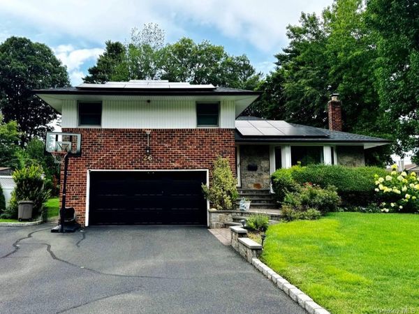 26 Canterbury Road , Woodbury, NY 11797