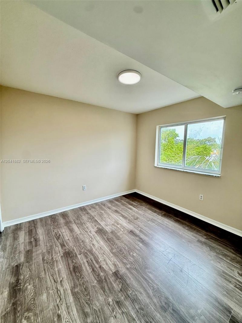 2475 NW 16th Street Rd , Unit 418, Miami, FL 33125 Photo