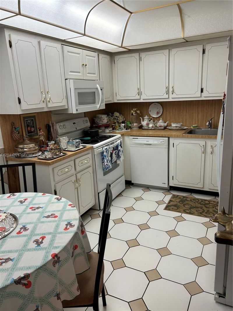16325 Golf Club Rd , Unit 304, Weston, FL 33326 Photo