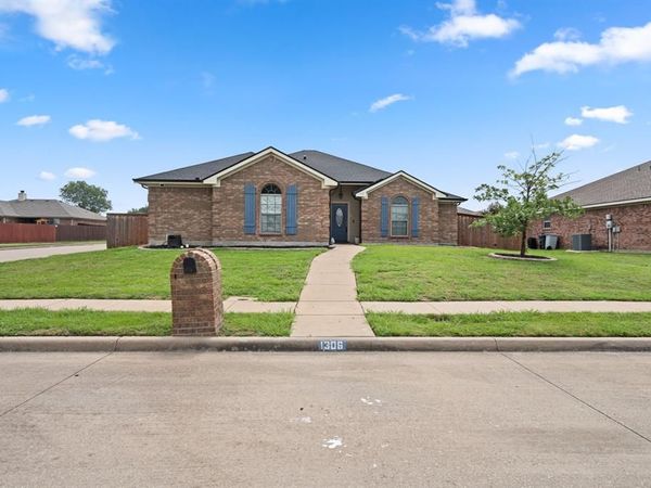1306 Beacon Hill Drive, Midlothian, TX 76065