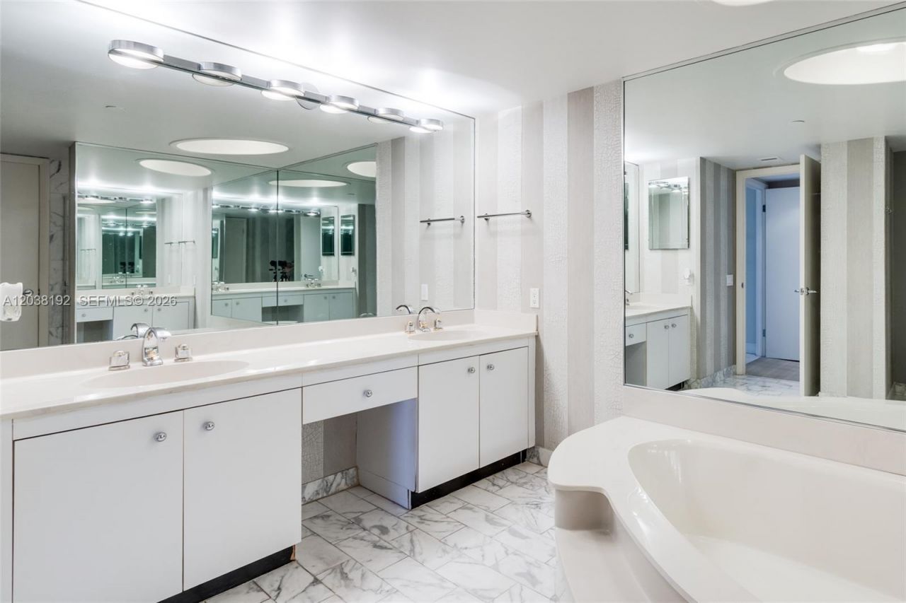 4000 Towerside Ter , Unit 1701, Miami, FL 33138 Photo