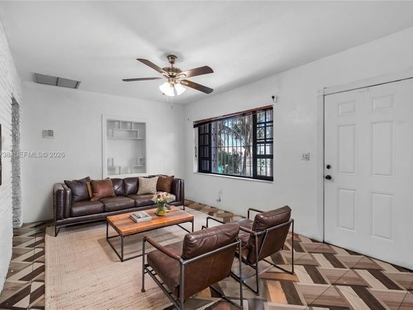576 NW 147th St , Miami, FL 33168