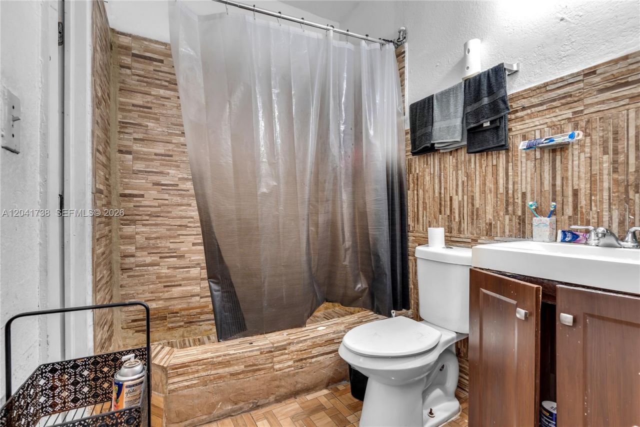 576 NW 147th St , Miami, FL 33168 Photo