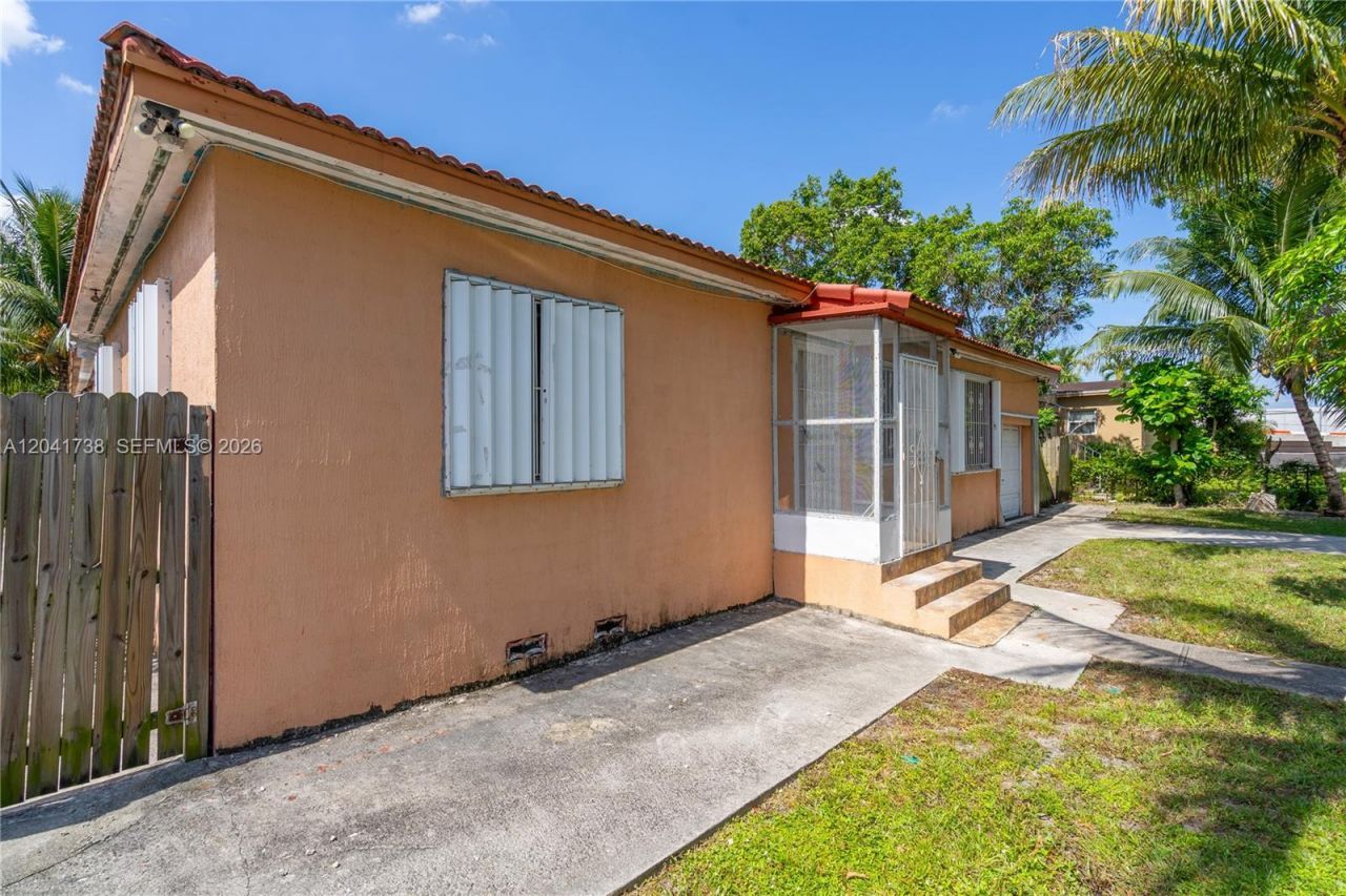 576 NW 147th St , Miami, FL 33168 Photo