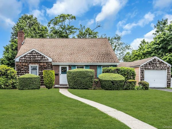 2 Cliff Road , Merrick, NY 11566