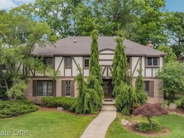 2250 Bloomfield Woods Court, West Bloomfield Twp, MI 48323