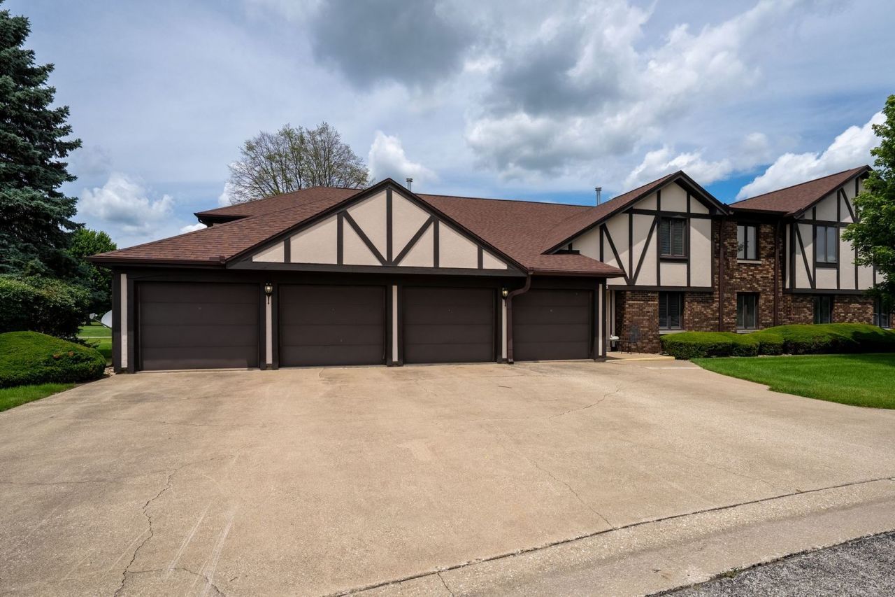 5 Crystal Court, Unit 5, Pontiac, IL 61764 Main Photo