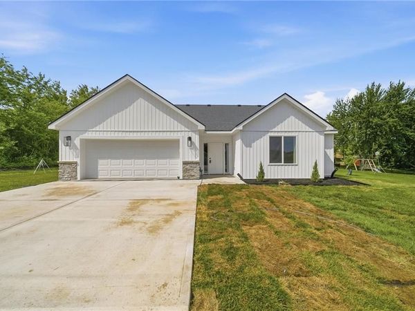 7847 Seneca Lake Road, Ozawkie, KS 66070