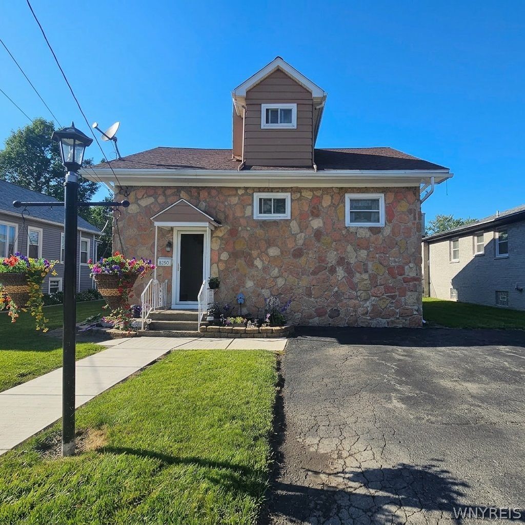8150 W Rivershore Drive, Niagara Falls, NY 14304 Main Photo