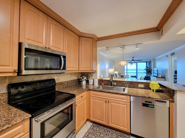 111 Lake Emerald Drive, Unit 406, Oakland Park, FL 33309