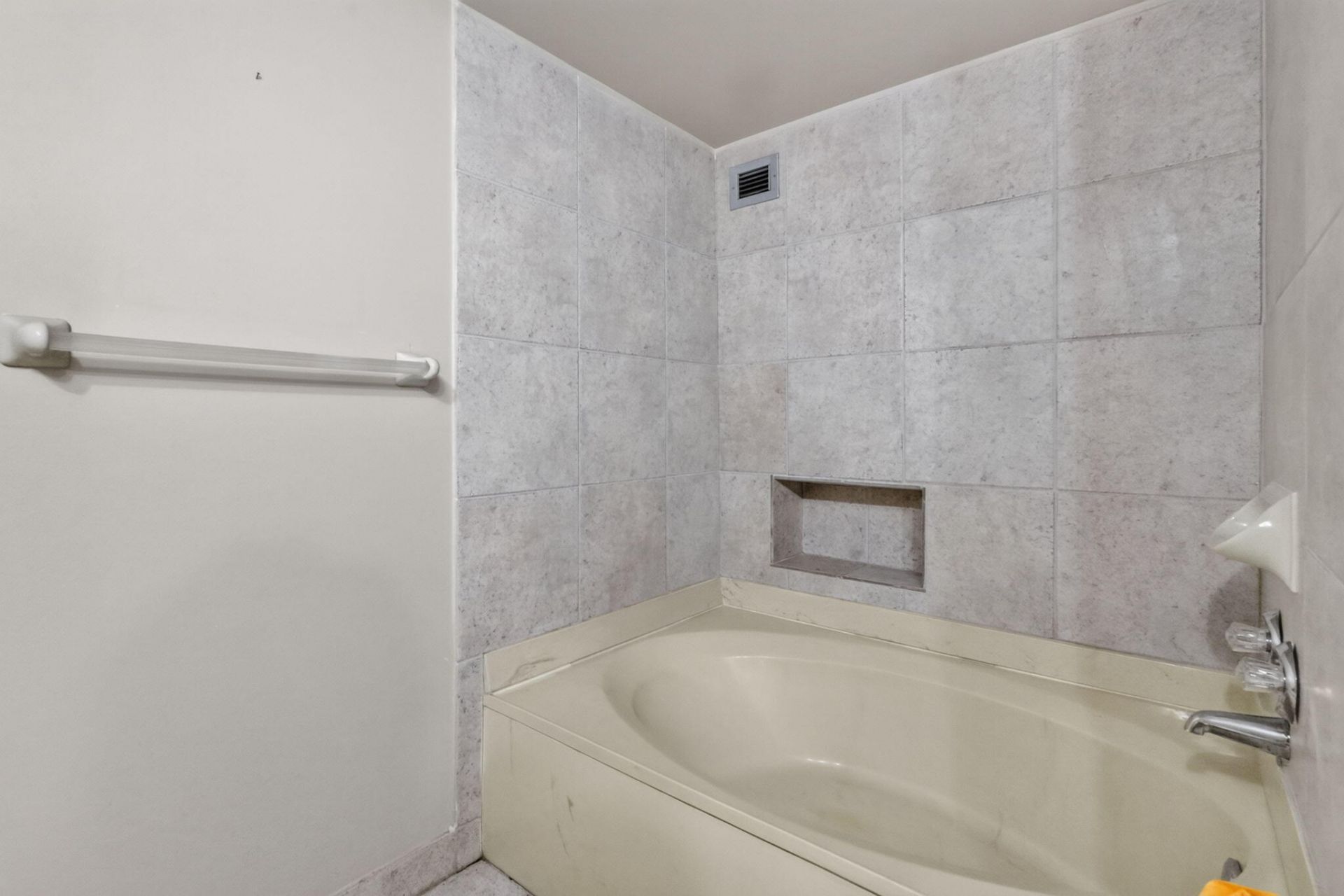 600 Parkview Drive, Unit 230, Hallandale Beach, FL 33009 Photo