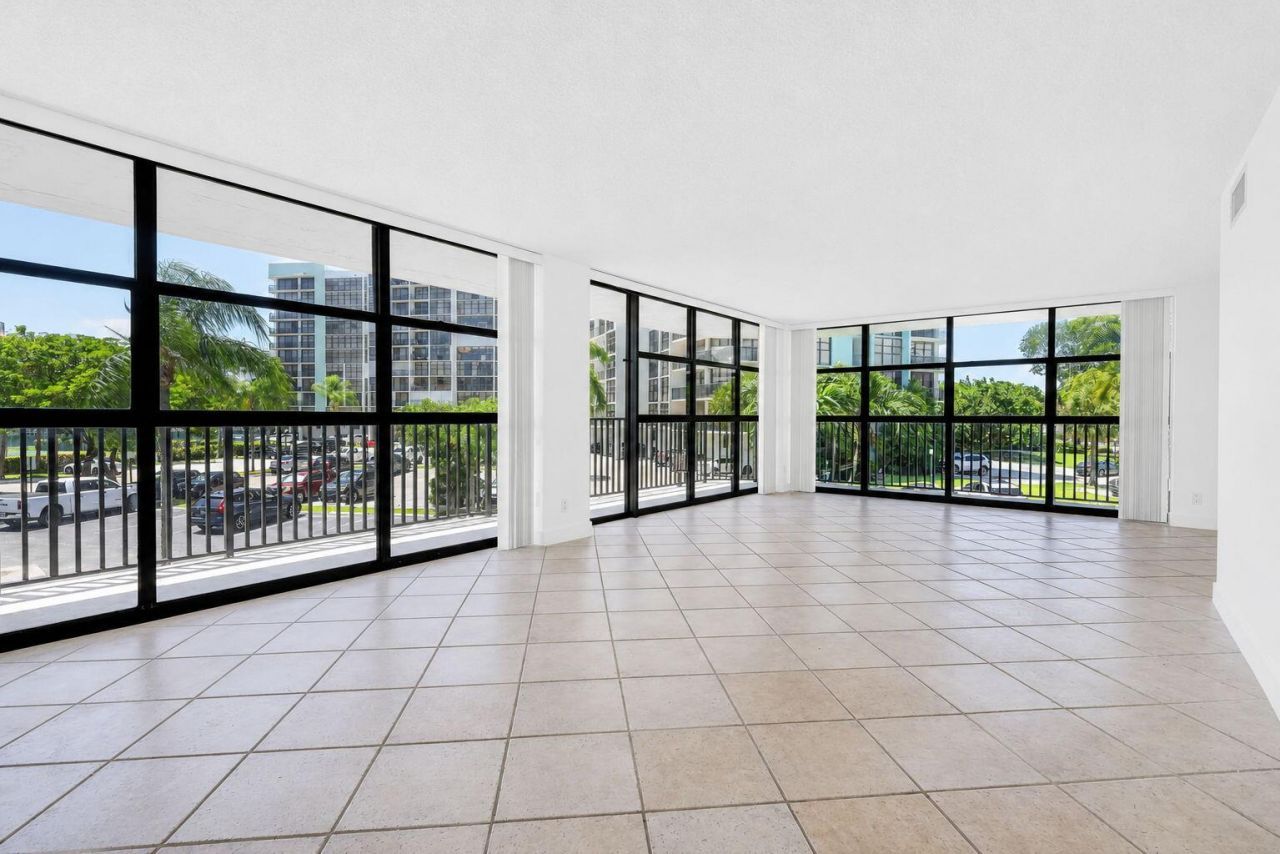 600 Parkview Drive, Unit 230, Hallandale Beach, FL 33009 Photo