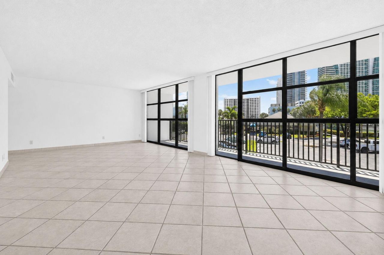 600 Parkview Drive, Unit 230, Hallandale Beach, FL 33009 Photo