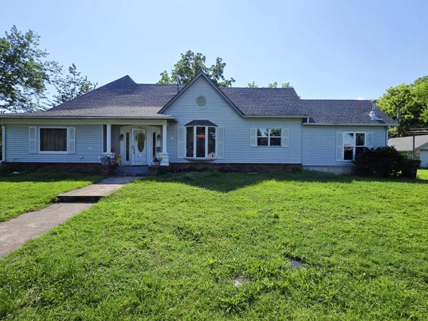 517 S Adams Avenue, Aurora, MO 65605