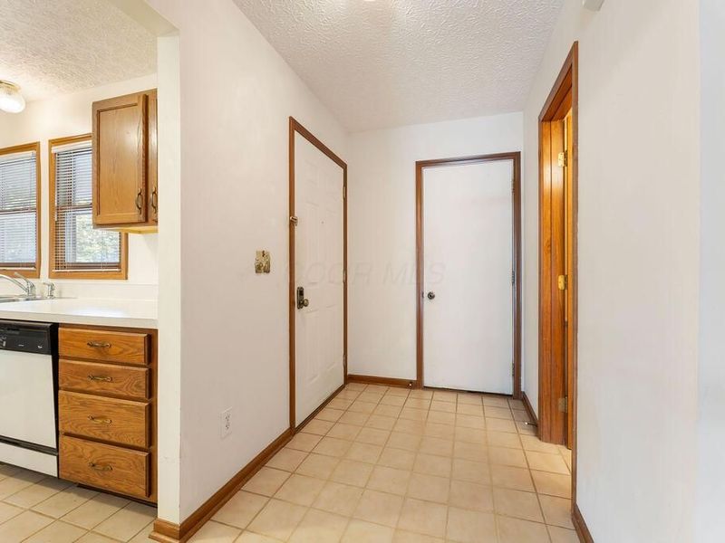 1068 Cypress Lane, Unit 12-3, Columbus, OH 43230 Photo 4