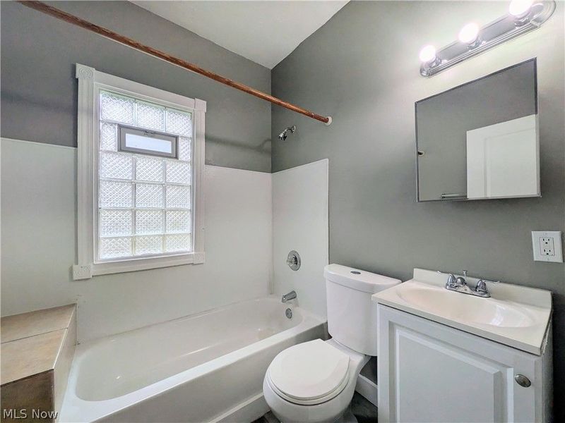 10302 Lamontier Avenue, Cleveland, OH 44104 Photo 12