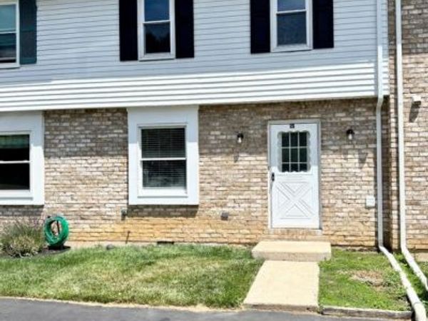 15 W CHESTNUT STREET , MACUNGIE, PA 18062