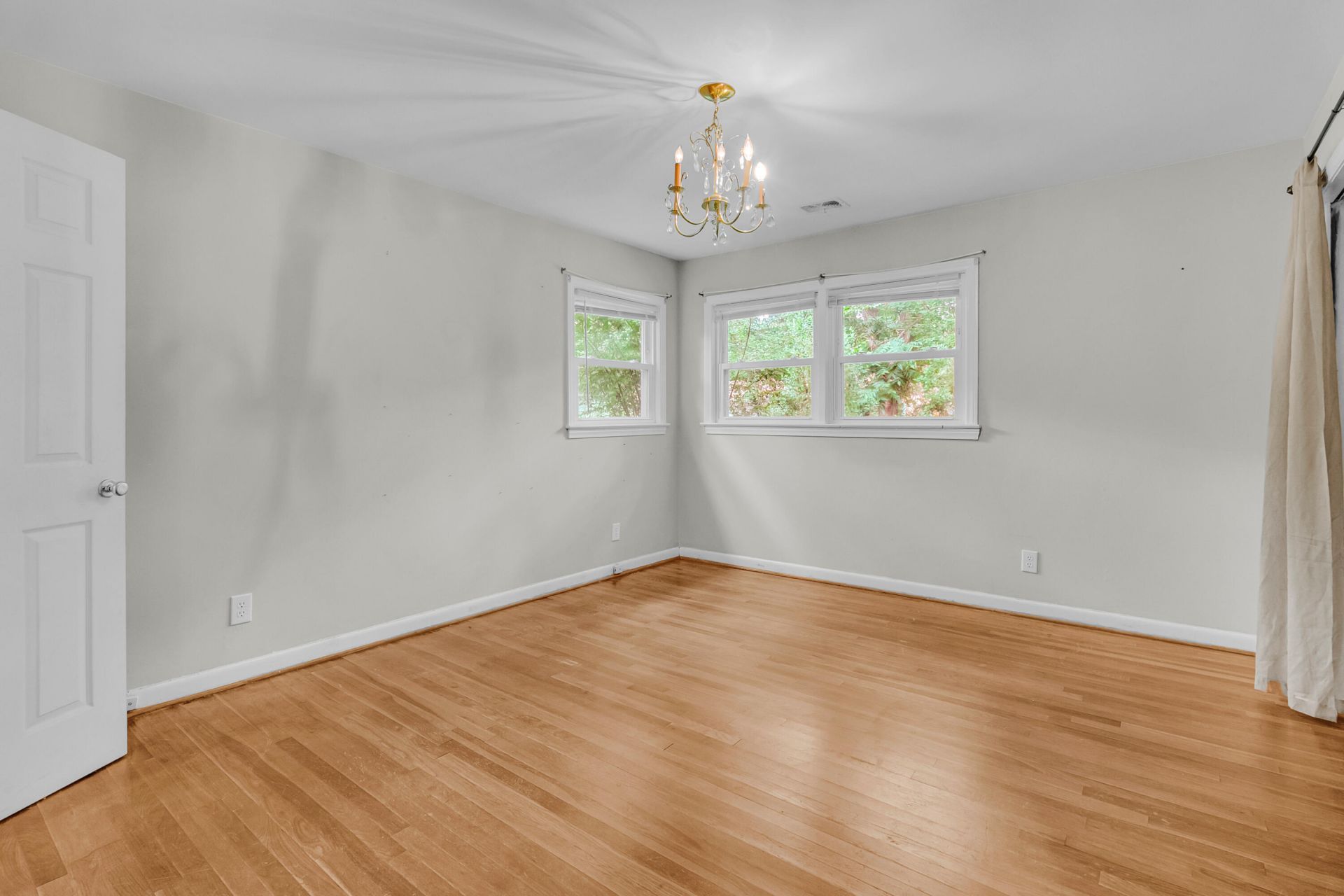 1221 Byron Road Photo 8