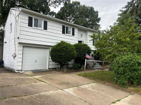 403 E Hoffman Avenue , Lindenhurst, NY 11757