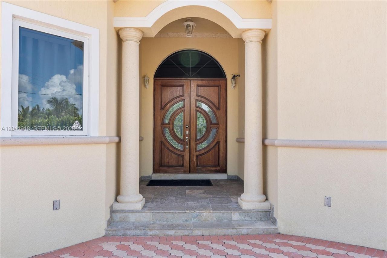 3765 Prairie Ave, Unit 3765, Miami Beach, FL 33140 Photo