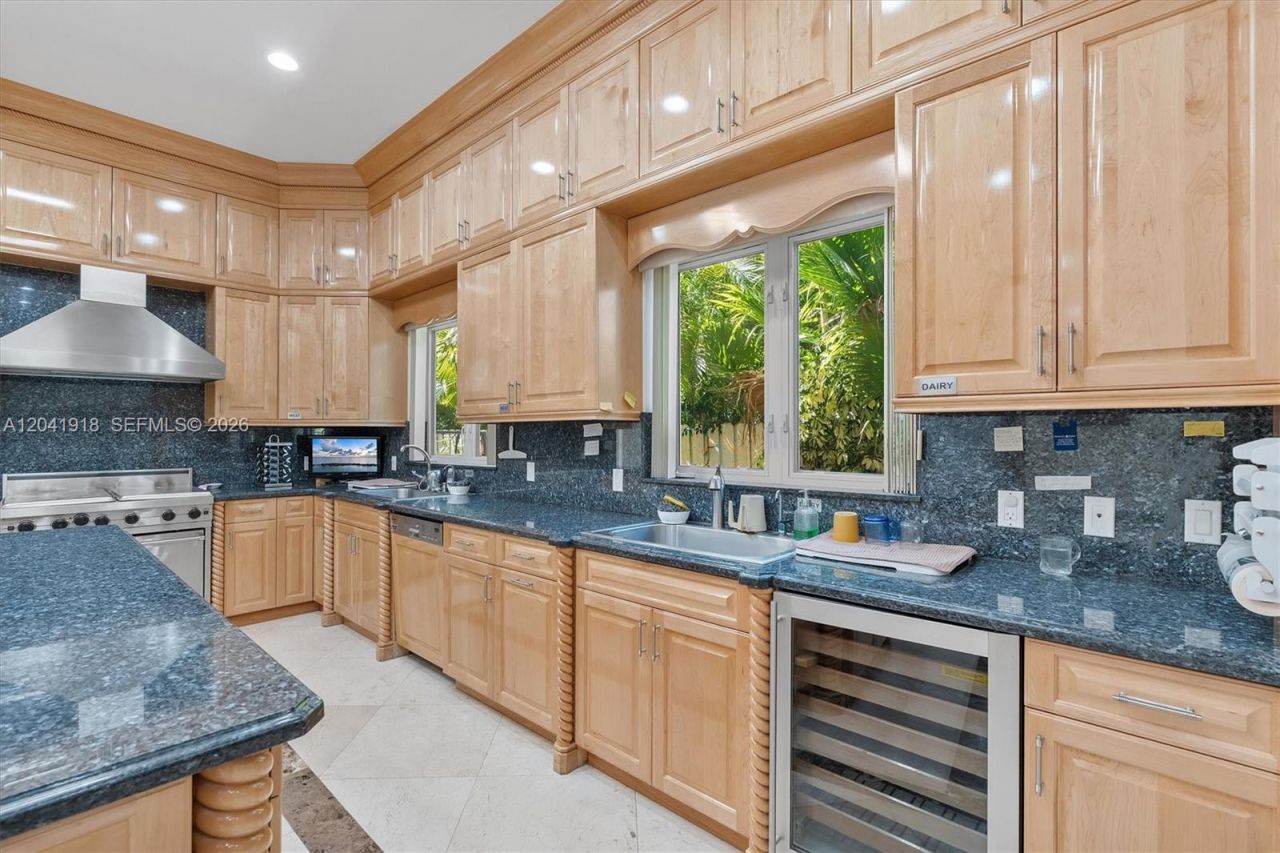 3765 Prairie Ave, Unit 3765, Miami Beach, FL 33140 Photo