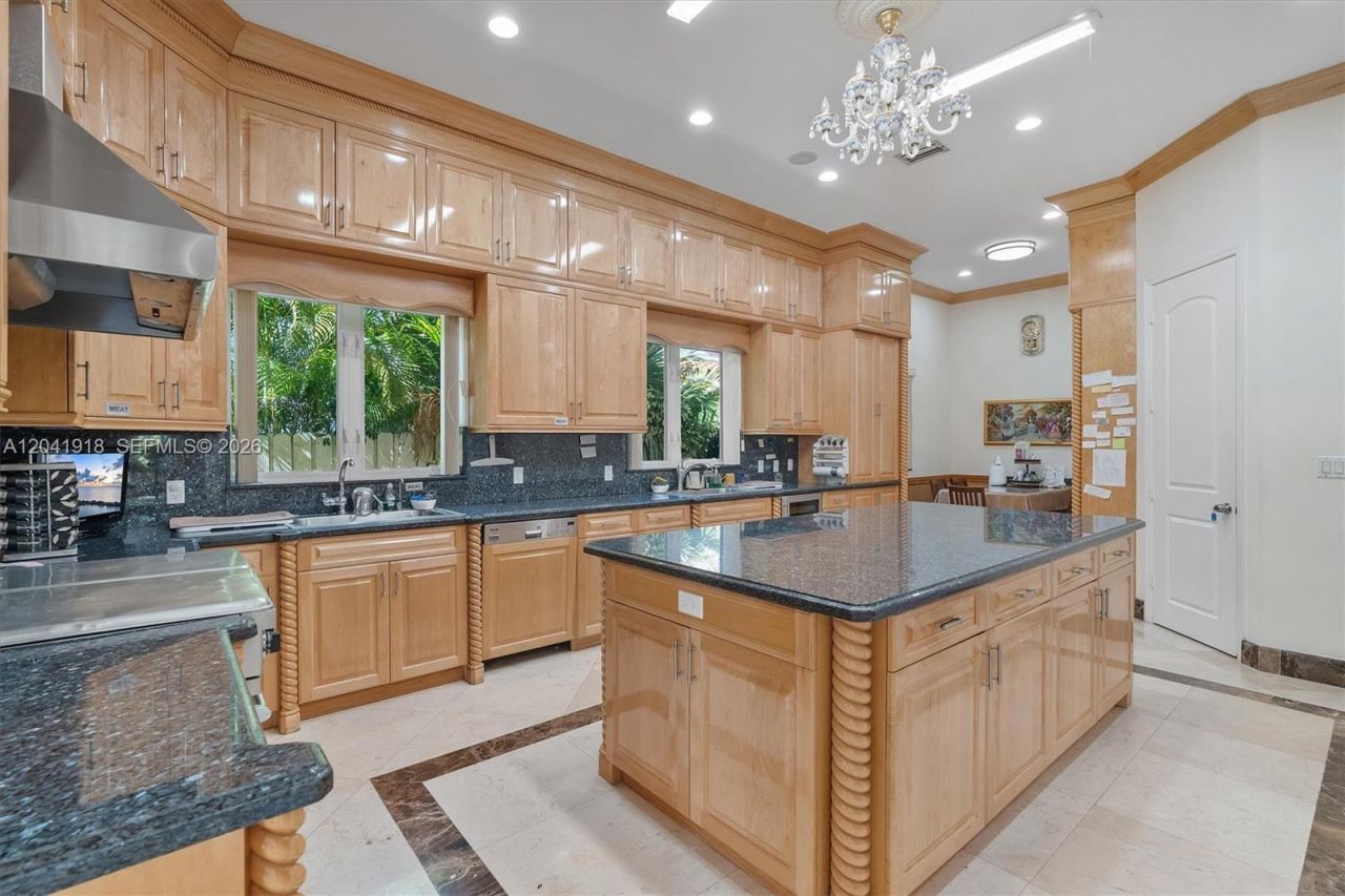 3765 Prairie Ave, Unit 3765, Miami Beach, FL 33140 Photo
