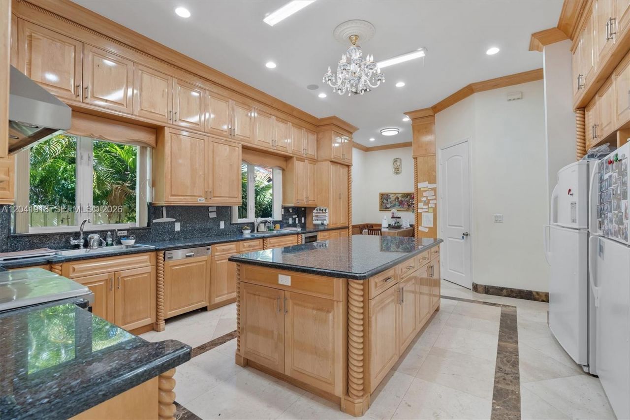 3765 Prairie Ave, Unit 3765, Miami Beach, FL 33140 Photo