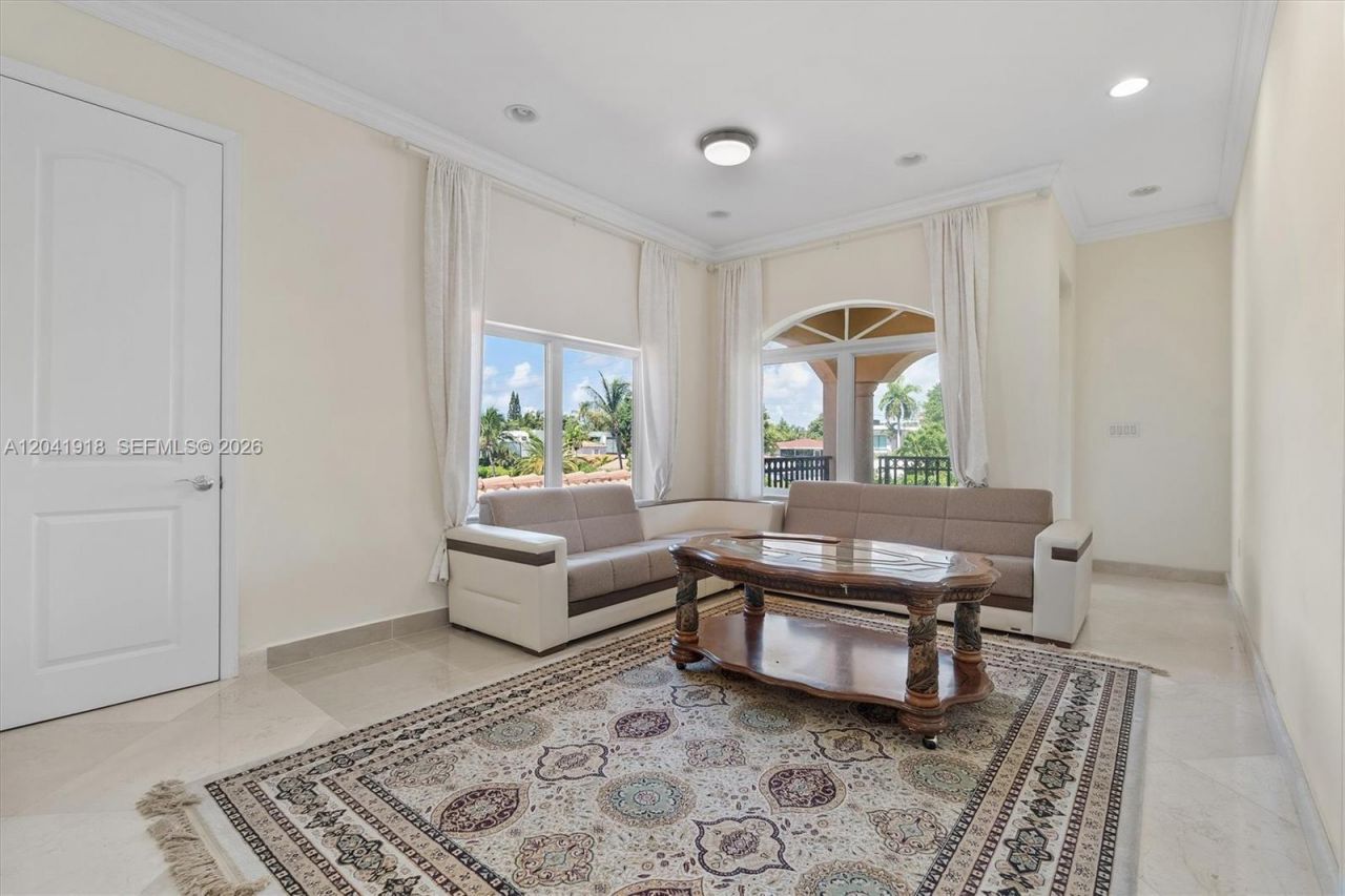 3765 Prairie Ave, Unit 3765, Miami Beach, FL 33140 Photo