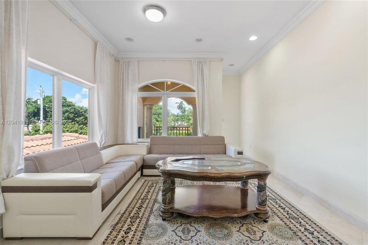 3765 Prairie Ave, Unit 3765, Miami Beach, FL 33140 Photo