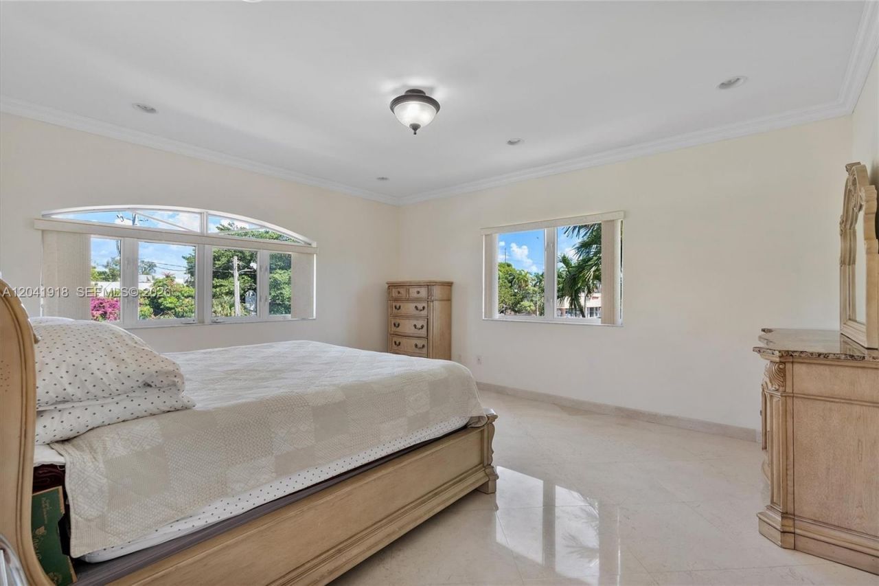 3765 Prairie Ave, Unit 3765, Miami Beach, FL 33140 Photo