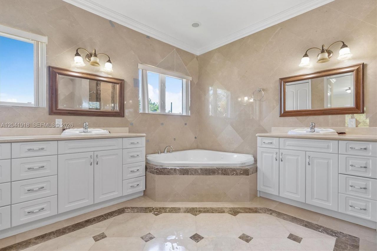 3765 Prairie Ave, Unit 3765, Miami Beach, FL 33140 Photo