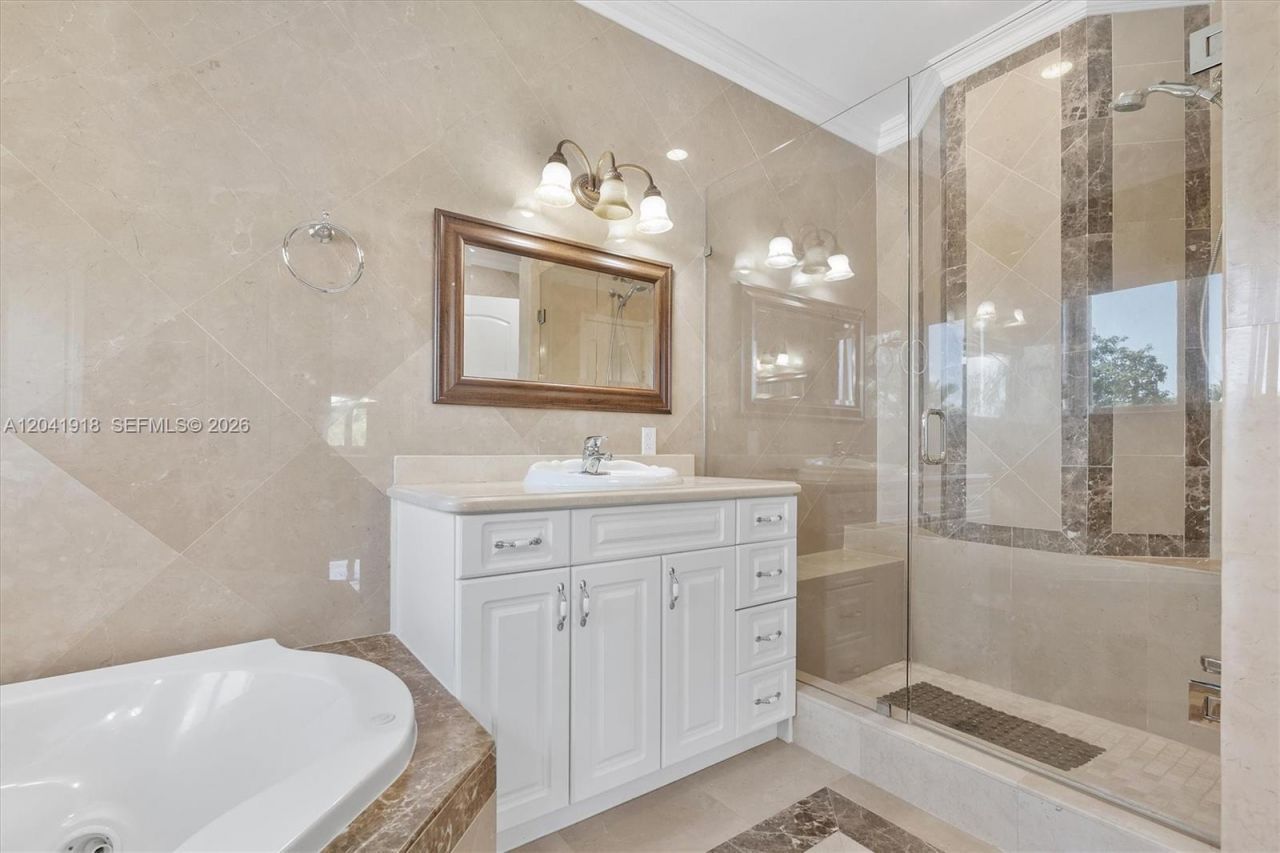 3765 Prairie Ave, Unit 3765, Miami Beach, FL 33140 Photo