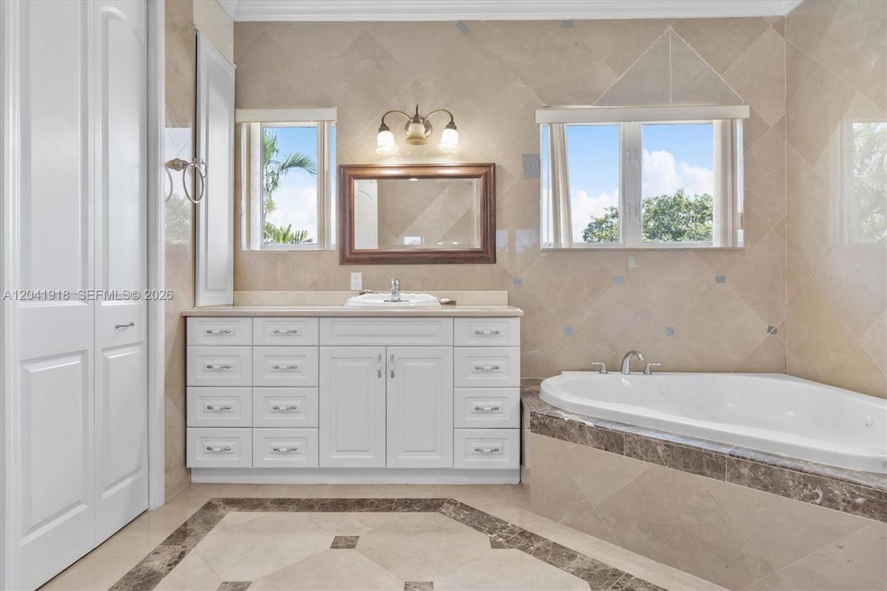 3765 Prairie Ave, Unit 3765, Miami Beach, FL 33140 Photo