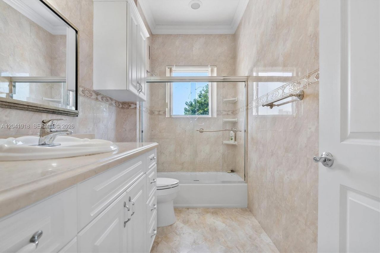 3765 Prairie Ave, Unit 3765, Miami Beach, FL 33140 Photo